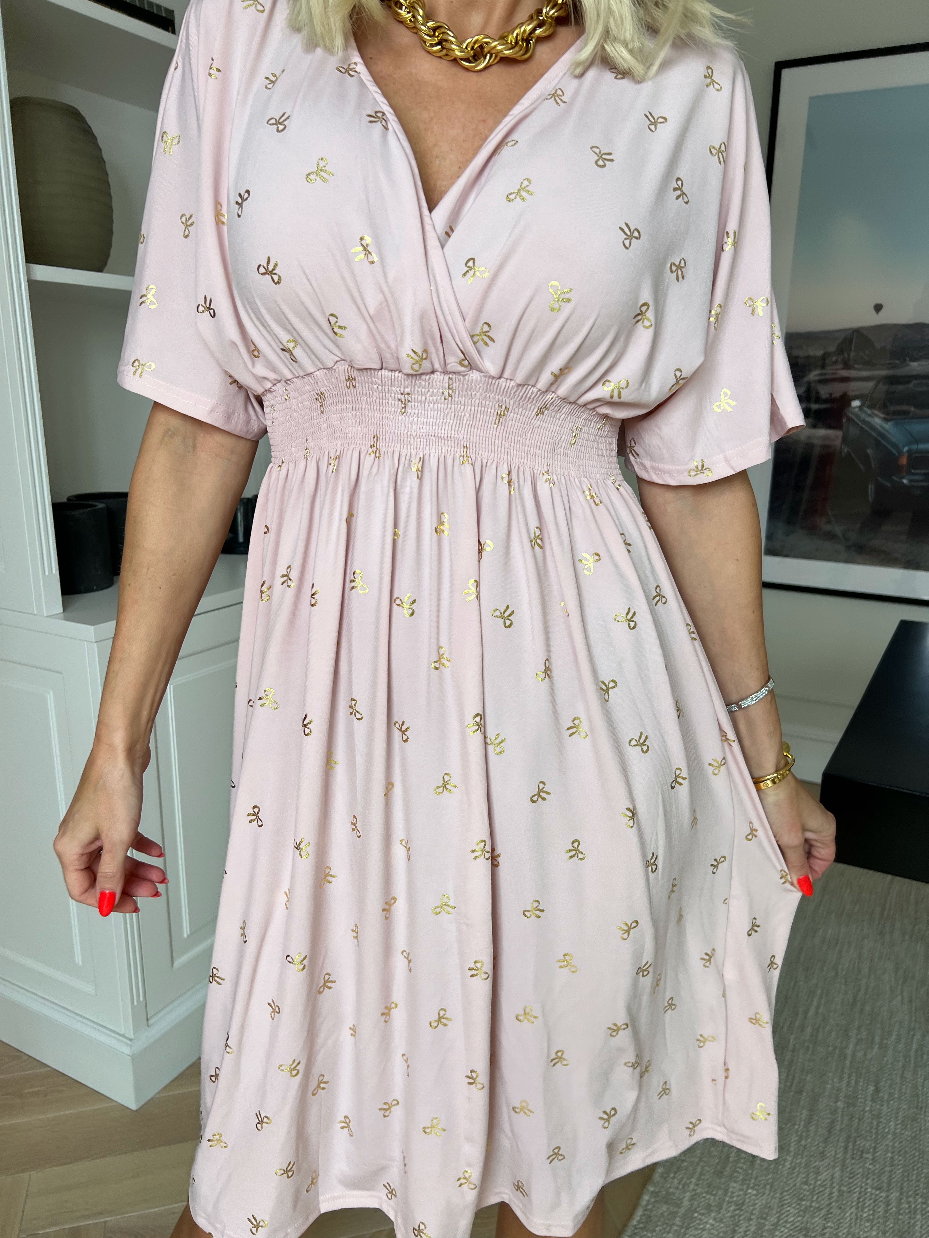 Pams Gold Bow Short - Plus size kjole med smock i livet og fine guld sløjfer